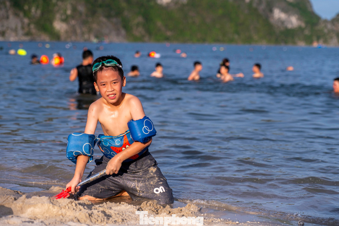 Về chiều, khi nhiệt độ đã hạ nhiệt, nhiều gia đình đưa trẻ nhỏ ra biển để tránh nóng.