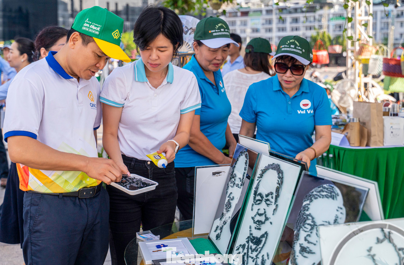 Đặc biệt, năm 2019, Quảng Ninh là một trong các tỉnh, thành phố đầu tiên của cả nước phát động ở quy mô toàn tỉnh thực hiện chiến dịch “Chống rác thải nhựa” huy động sự tham gia của cả hệ thống chính trị, cộng đồng doanh nghiệp và người dân. Quảng Ninh đã ban hành nhiều văn bản chỉ đạo có tính nền tảng và chiến lược, tạo khung pháp lý đồng bộ và thống nhất trong công tác triển khai thực hiện “Chống ô nhiễm nhựa”.
