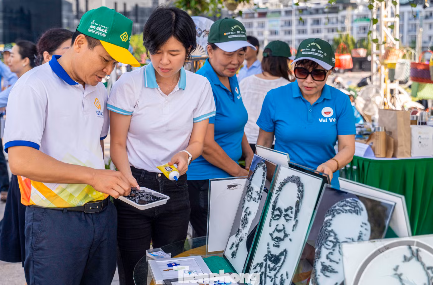 Đặc biệt, năm 2019, Quảng Ninh là một trong các tỉnh, thành phố đầu tiên của cả nước phát động ở quy mô toàn tỉnh thực hiện chiến dịch “Chống rác thải nhựa” huy động sự tham gia của cả hệ thống chính trị, cộng đồng doanh nghiệp và người dân. Quảng Ninh đã ban hành nhiều văn bản chỉ đạo có tính nền tảng và chiến lược, tạo khung pháp lý đồng bộ và thống nhất trong công tác triển khai thực hiện “Chống ô nhiễm nhựa”. Đặc biệt, năm 2019, Quảng Ninh là một trong các tỉnh, thành phố đầu tiên của cả nước phát động ở quy mô toàn tỉnh thực hiện chiến dịch “Chống rác thải nhựa” huy động sự tham gia của cả hệ thống chính trị, cộng đồng doanh nghiệp và người dân. Quảng Ninh đã ban hành nhiều văn bản chỉ đạo có tính nền tảng và chiến lược, tạo khung pháp lý đồng bộ và thống nhất trong công tác triển khai thực hiện “Chống ô nhiễm nhựa”.