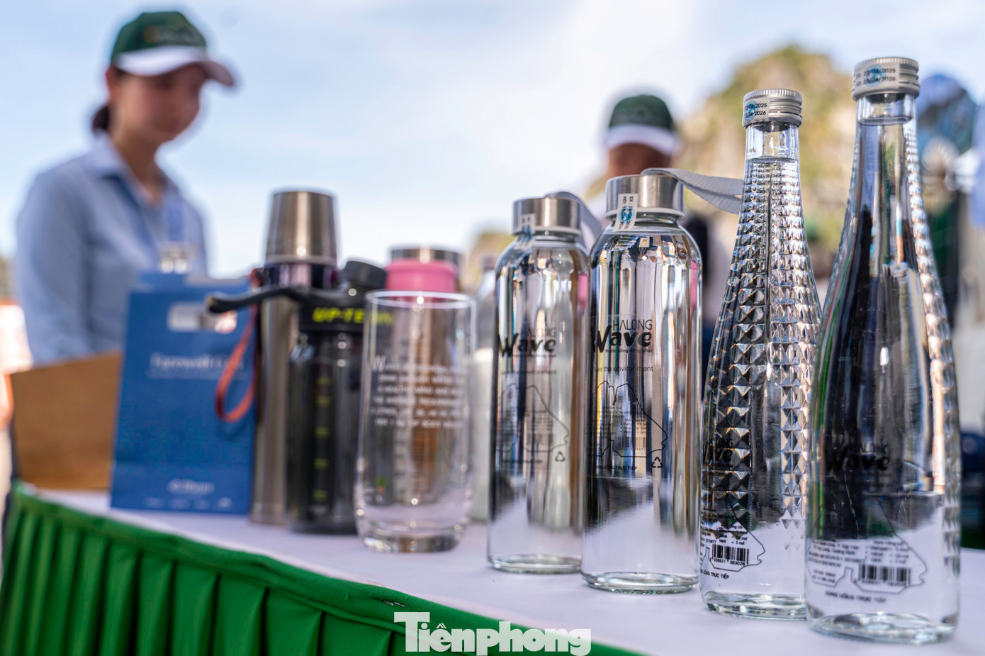 Việt Nam cũng đã ban hành Luật Bảo vệ môi trường 2020; kế hoạch hành động quốc gia về rác thải nhựa đại dương với mục tiêu đến năm 2030 sẽ giảm thiểu 75% rác thải nhựa trên biển và đại dương, 100% ngư cụ khai thác thủy sản bị mất hoặc bị vứt bỏ được thu gom, chấm dứt việc thải bỏ ngư cụ trực tiếp xuống biển, 100% khu, điểm du lịch, cơ sở kinh doanh dịch vụ lưu trú du lịch ven biển không sử dụng sản phẩm nhựa dùng một lần và túi ni lon khó phân hủy…