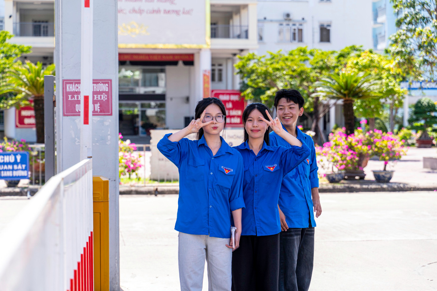 Đồng thời, các cấp bộ Đoàn cũng đã huy động xã hội hóa được gần 500 thùng sữa, nước uống, 300 suất quà tiếp sức, gần 700 suất ăn miễn phí, bánh, đồ ăn nhẹ, đồ dùng học tập với tổng trị giá nguồn lực vận động gần 200 triệu đồng. (Tin, ảnh: Quốc Nam)