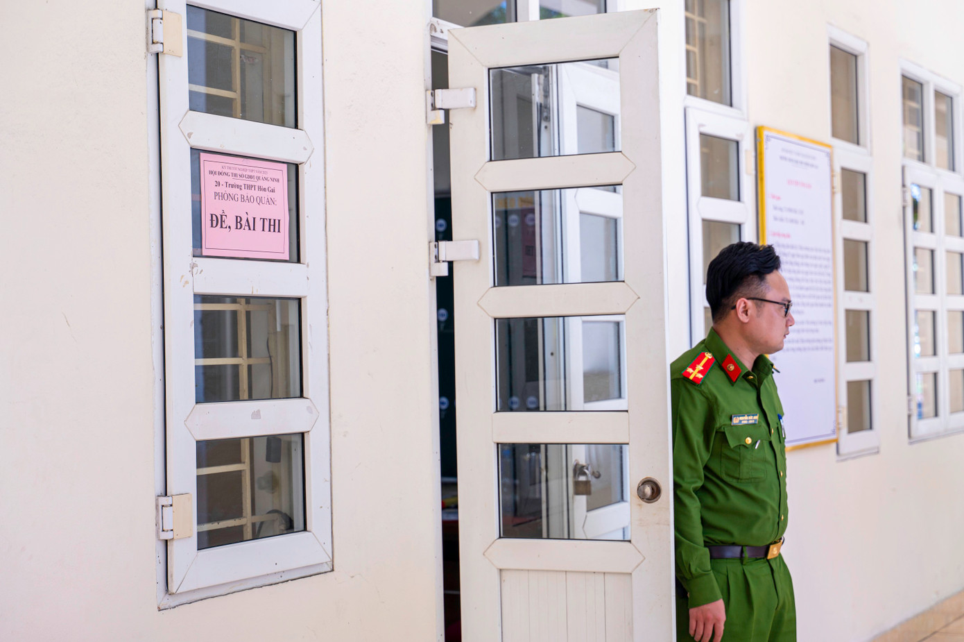 Về an ninh, tỉnh Quảng Ninh lên phương án bố trí phòng riêng biệt để bảo quản đề thi, có hệ thống camera giám sát 24/24 và cử 2 cán bộ Công an túc trực ăn, ngủ tại phòng bảo quản đề thi.