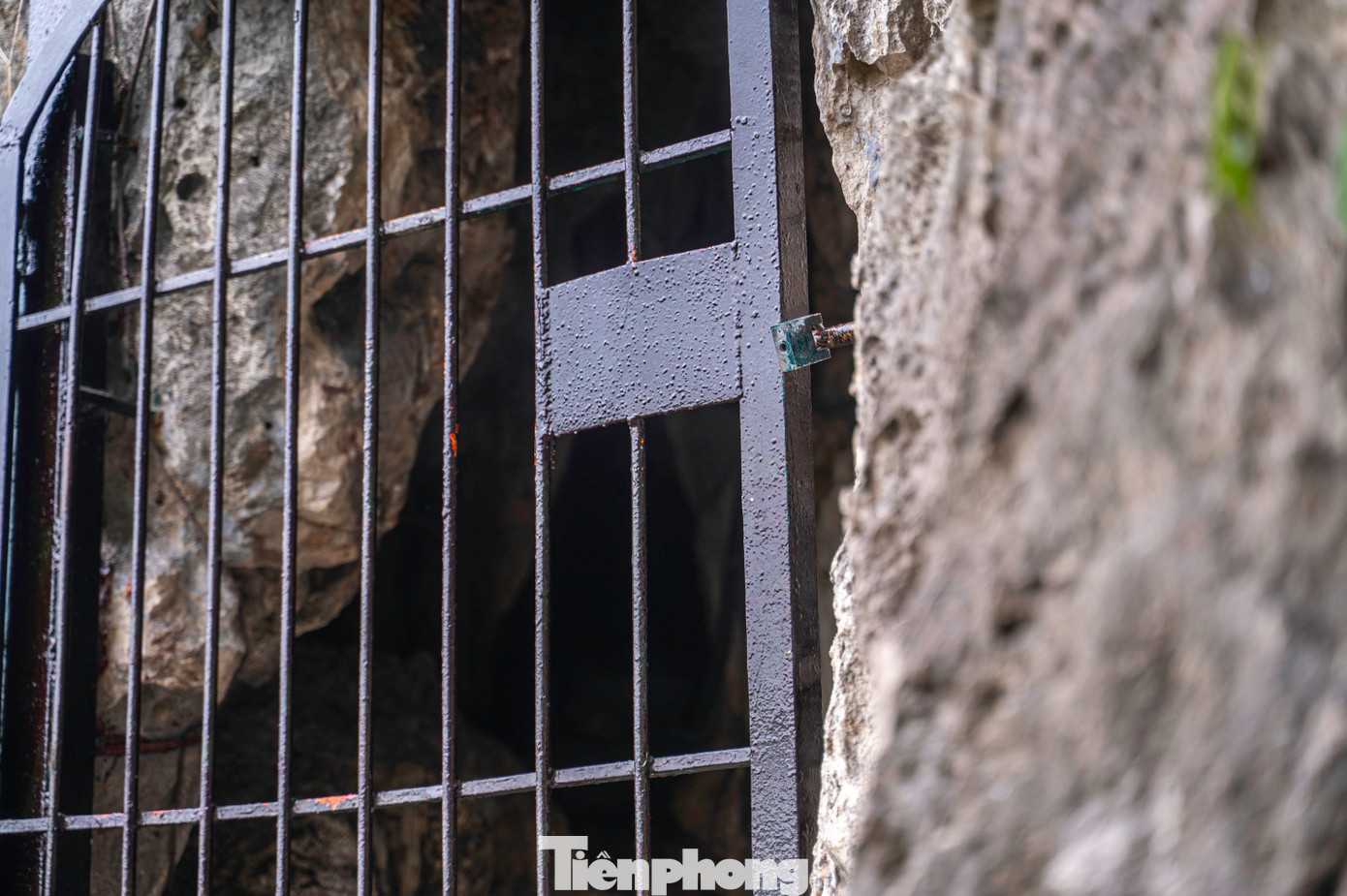 Trong khi đó, một số hang nằm trong cụm di tích luôn trong tình trạng "cửa đóng, then cài", khiến nhiều người đặt câu hỏi về cách thức tổ chức hoạt động của ban quản lý di tích.
