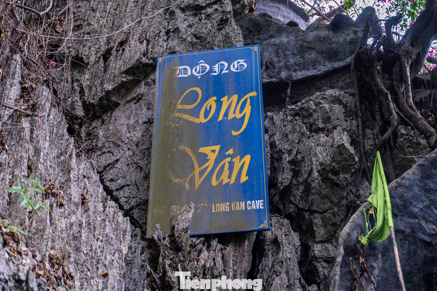 Trong khi đó, một số hang nằm trong cụm di tích luôn trong tình trạng "cửa đóng, then cài", khiến nhiều người đặt câu hỏi về cách thức tổ chức hoạt động của ban quản lý di tích.