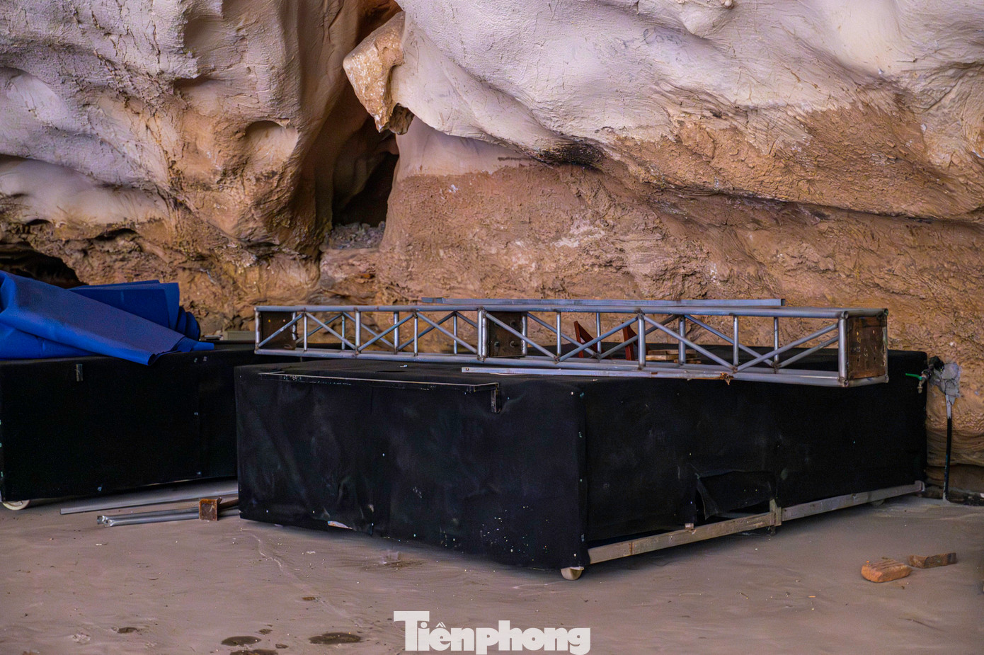 Nhiều vật dụng như bàn ghế, khung sân khấu tổ chức sự kiện được bày ngổn ngang phía bên trong hang.