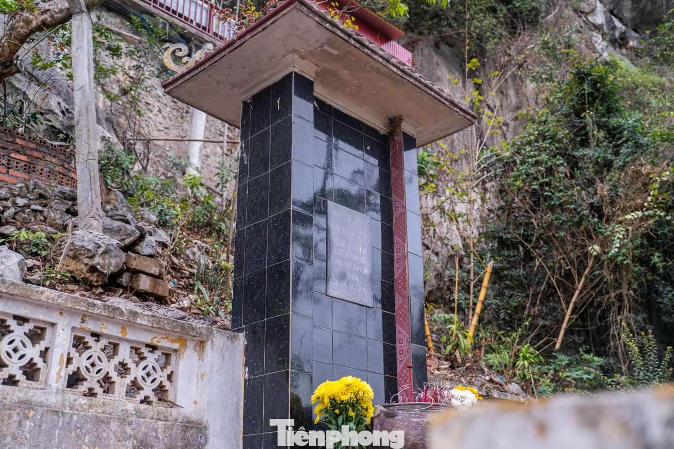 Đây là một trong những điểm tham quan đẹp và nổi tiếng nhất của TP. Cẩm Phả gắn liền với lịch sử cuộc kháng chiến chống thực dân Pháp tại khu mỏ Hồng Quảng. Hiện tại, cụm di tích vẫn tồn tại bia tưởng niệm và đài tưởng niệm ghi nhận các liệt sĩ là những công nhân lao động vùng mỏ đã đứng lên đấu tranh và hi sinh anh dũng trong cuộc kháng chiến chống thực dân Pháp năm 1948 tại Vũng Đục.