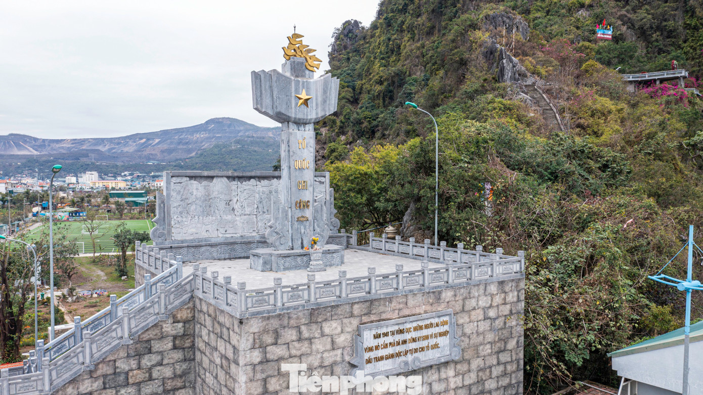 Đây là một trong những điểm tham quan đẹp và nổi tiếng nhất của TP. Cẩm Phả gắn liền với lịch sử cuộc kháng chiến chống thực dân Pháp tại khu mỏ Hồng Quảng. Hiện tại, cụm di tích vẫn tồn tại bia tưởng niệm và đài tưởng niệm ghi nhận các liệt sĩ là những công nhân lao động vùng mỏ đã đứng lên đấu tranh và hi sinh anh dũng trong cuộc kháng chiến chống thực dân Pháp năm 1948 tại Vũng Đục.