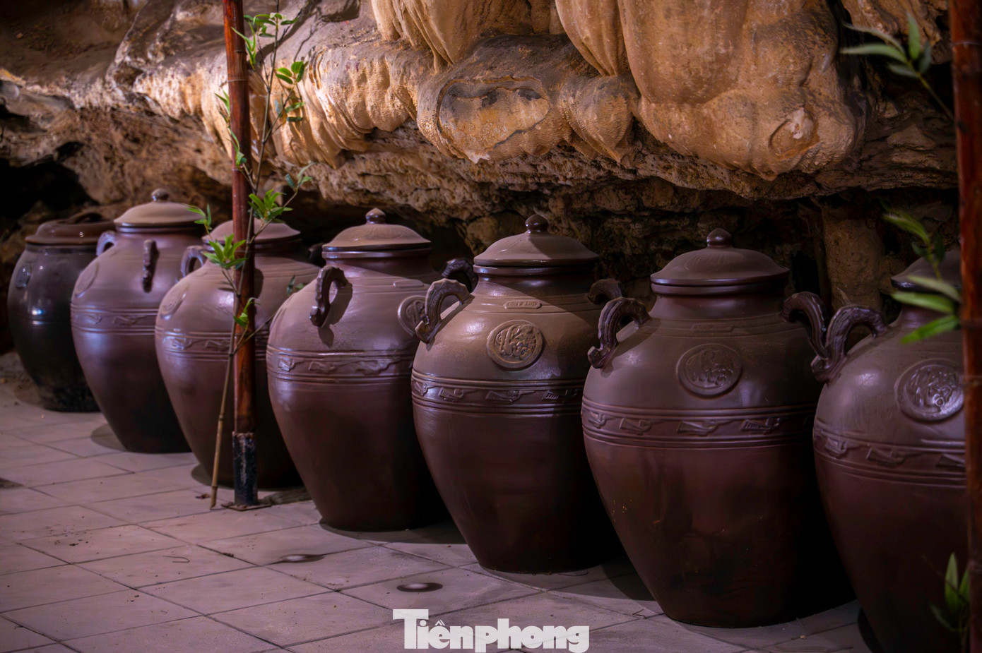 Nhiều chiếc chum cỡ lớn không rõ nguồn gốc lịch sử và chứa gì bên trong được xếp dọc lối đi vào sâu bên trong hang.