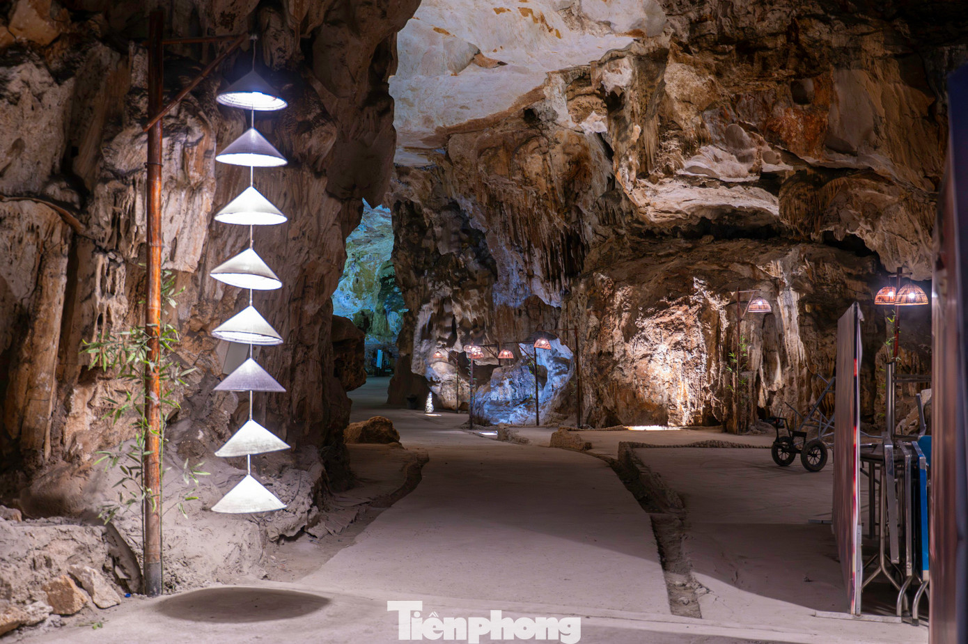 Hang động tổ chức trải nghiệm ẩm thực kết hợp giải trí được cho là hang Ngọc Rồng (còn gọi là hang Dơi) là một trong những hang động lớn nhất nằm trong cụm di tích lịch sử danh thắng Vũng Đục.