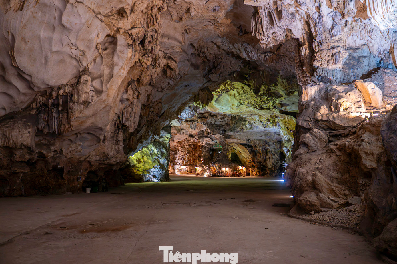 Tuy nhiên, thời gian gần đây, người dân và du khách đến tham quan liên tục phản ánh về việc đơn vị quản lý tự ý cải tạo biến các hang động nằm trong cụm di tích lịch sử danh thắng Vũng Đục thành nơi tổ chức sự kiện đám cưới và ăn uống, tiệc tùng.
