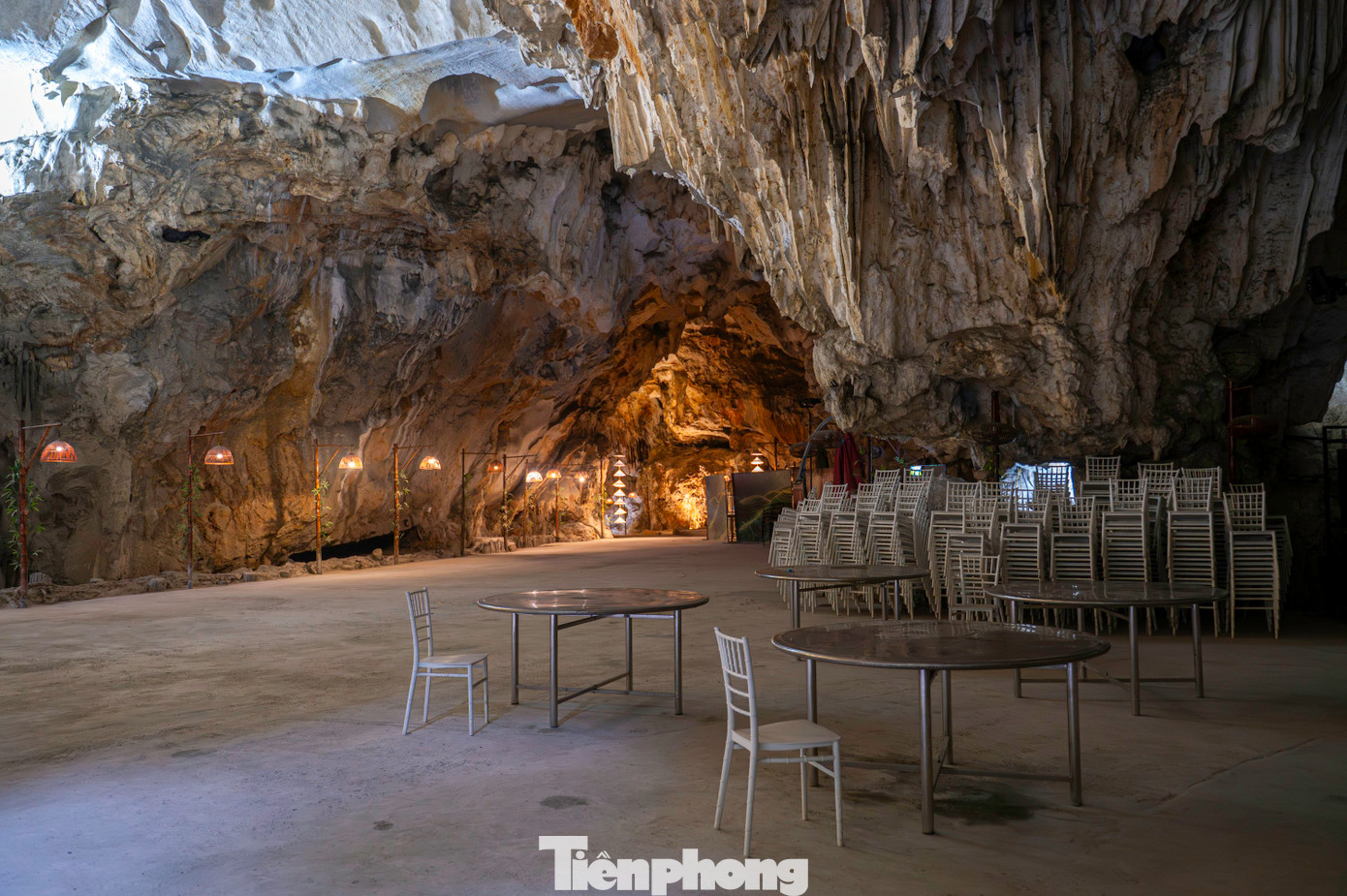 Nhiều vật dụng như bàn ghế, khung sân khấu tổ chức sự kiện được bày ngổn ngang phía bên trong hang.