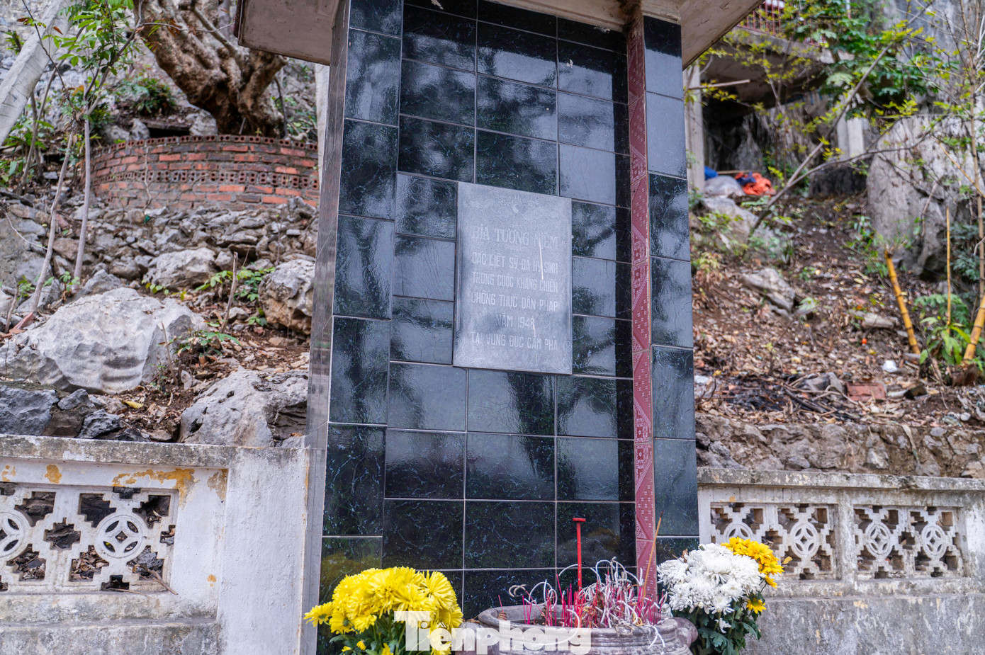 Đây là một trong những điểm tham quan đẹp và nổi tiếng nhất của TP. Cẩm Phả gắn liền với lịch sử cuộc kháng chiến chống thực dân Pháp tại khu mỏ Hồng Quảng. Hiện tại, cụm di tích vẫn tồn tại bia tưởng niệm và đài tưởng niệm ghi nhận các liệt sĩ là những công nhân lao động vùng mỏ đã đứng lên đấu tranh và hi sinh anh dũng trong cuộc kháng chiến chống thực dân Pháp năm 1948 tại Vũng Đục.