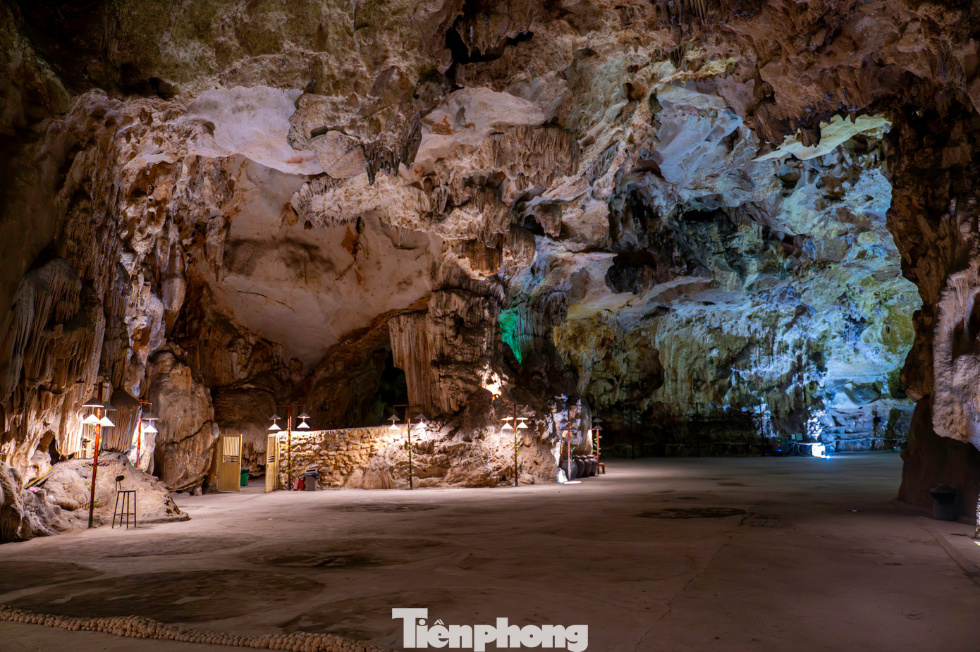 Nhiều công trình kiên cố được xây dựng ngay bên trong hang.