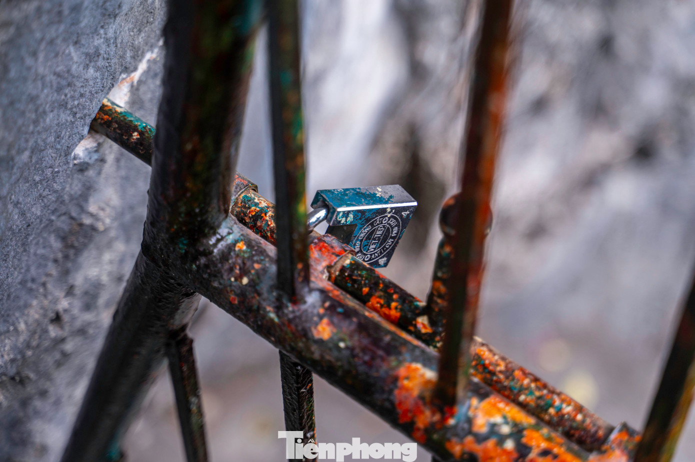 Trong khi đó, một số hang nằm trong cụm di tích luôn trong tình trạng "cửa đóng, then cài", khiến nhiều người đặt câu hỏi về cách thức tổ chức hoạt động của ban quản lý di tích.