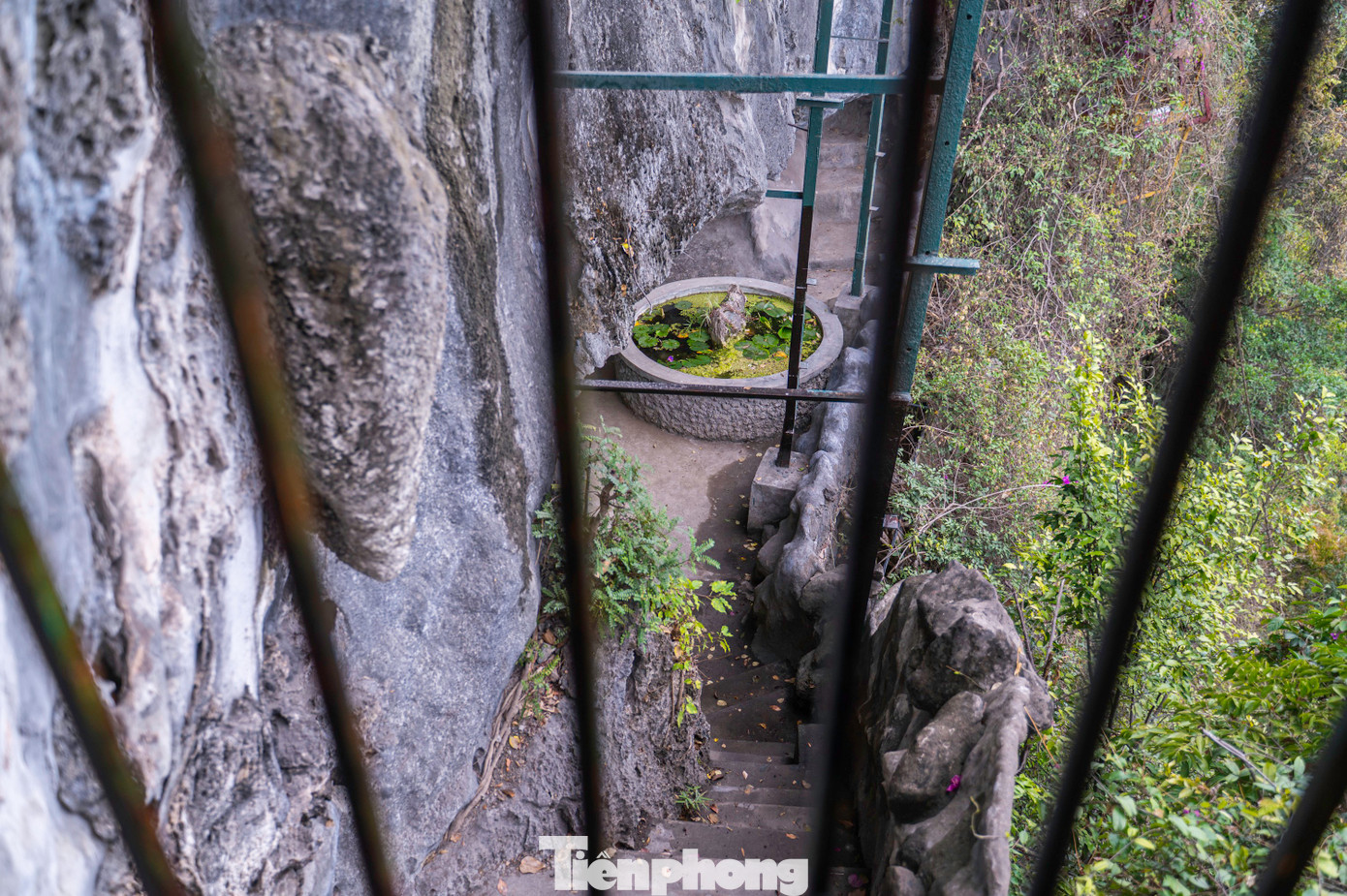 Trong khi đó, một số hang nằm trong cụm di tích luôn trong tình trạng "cửa đóng, then cài", khiến nhiều người đặt câu hỏi về cách thức tổ chức hoạt động của ban quản lý di tích.