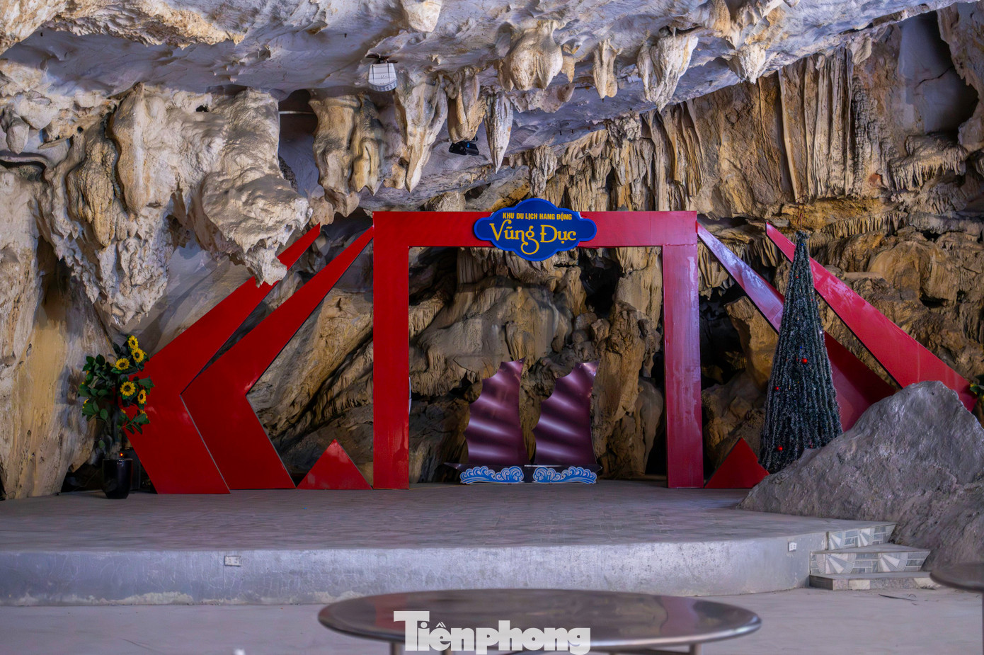Đi sâu vào bên trong khoảng 50m, một sân khấu được đổ bê tông nền vững chắc mọc lên ngay sát thành hang.
