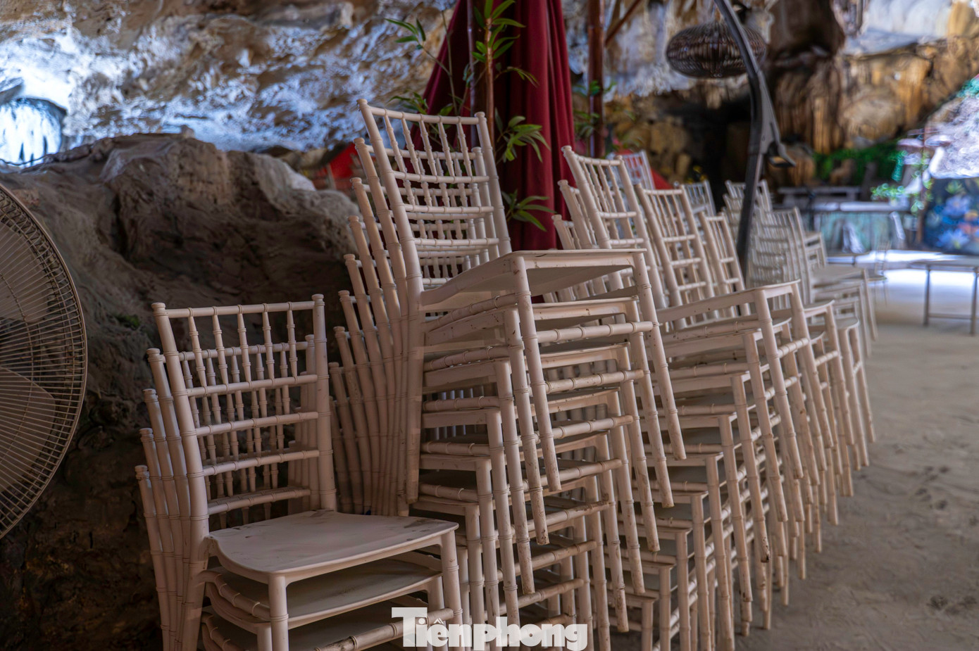 Trong khi đó, đại diện Sở Văn hóa, Thể thao và Du lịch tỉnh Quảng Ninh cho biết, trường hợp tổ chức biểu diễn các hoạt động văn hóa, nghệ thuật, phải xin phép cơ quan chức năng liên quan. Đến thời điểm này đơn vị chưa từng cấp phép hoạt động biểu diễn nghệ thuật có bán vé nào tại khu vực hang Dơi.