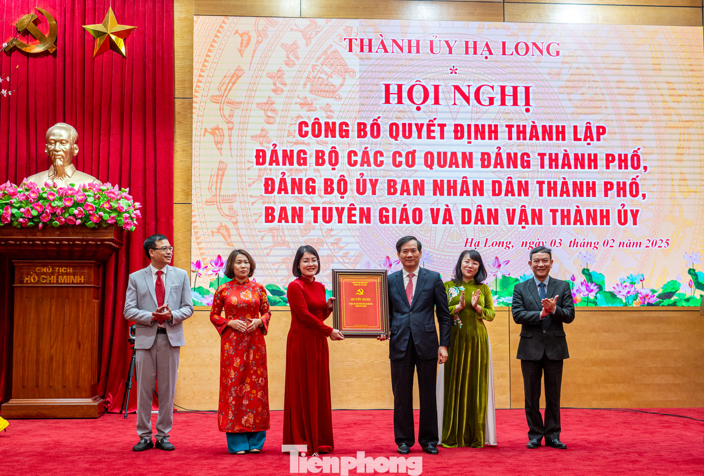 Bí thư Thành ủy Hạ Long Vũ Quyết Tiến trao quyết định thành lập Ban Tuyên giáo và Dân vận Thành ủy. Ảnh: Quốc Nam. Bí thư Thành ủy Hạ Long Vũ Quyết Tiến trao quyết định thành lập Ban Tuyên giáo và Dân vận Thành ủy. Ảnh: Quốc Nam.