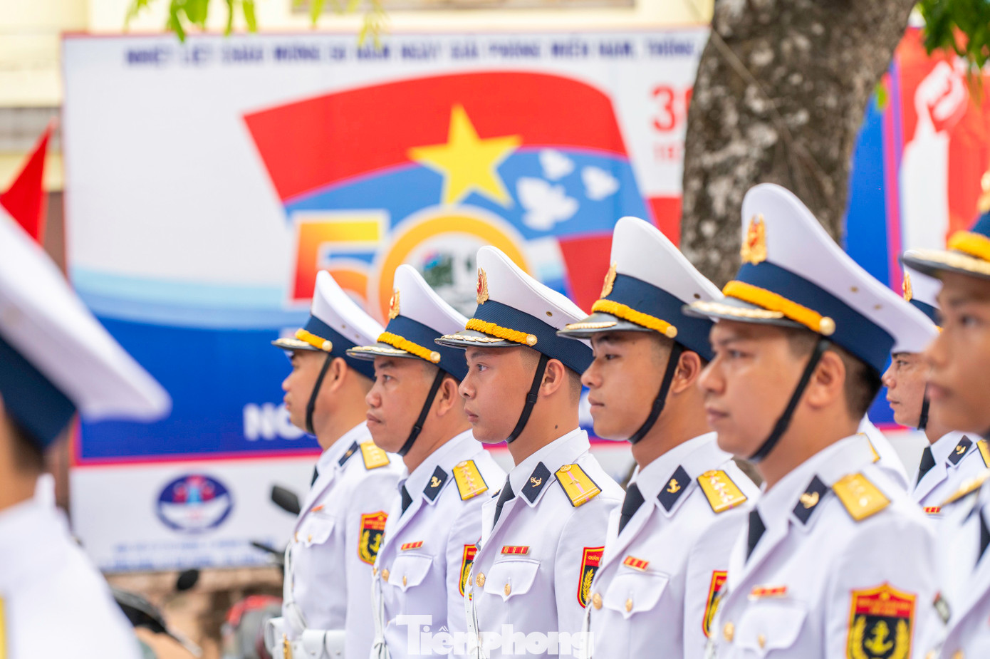 Các khối tham gia diễu hành theo tuyến Trần Hưng Đạo - qua Quảng trường Nhà hát thành phố - Quang Trung - Phía trước tượng đài Nữ tướng Lê Chân - Nguyễn Đức Cảnh - Trần Phú.