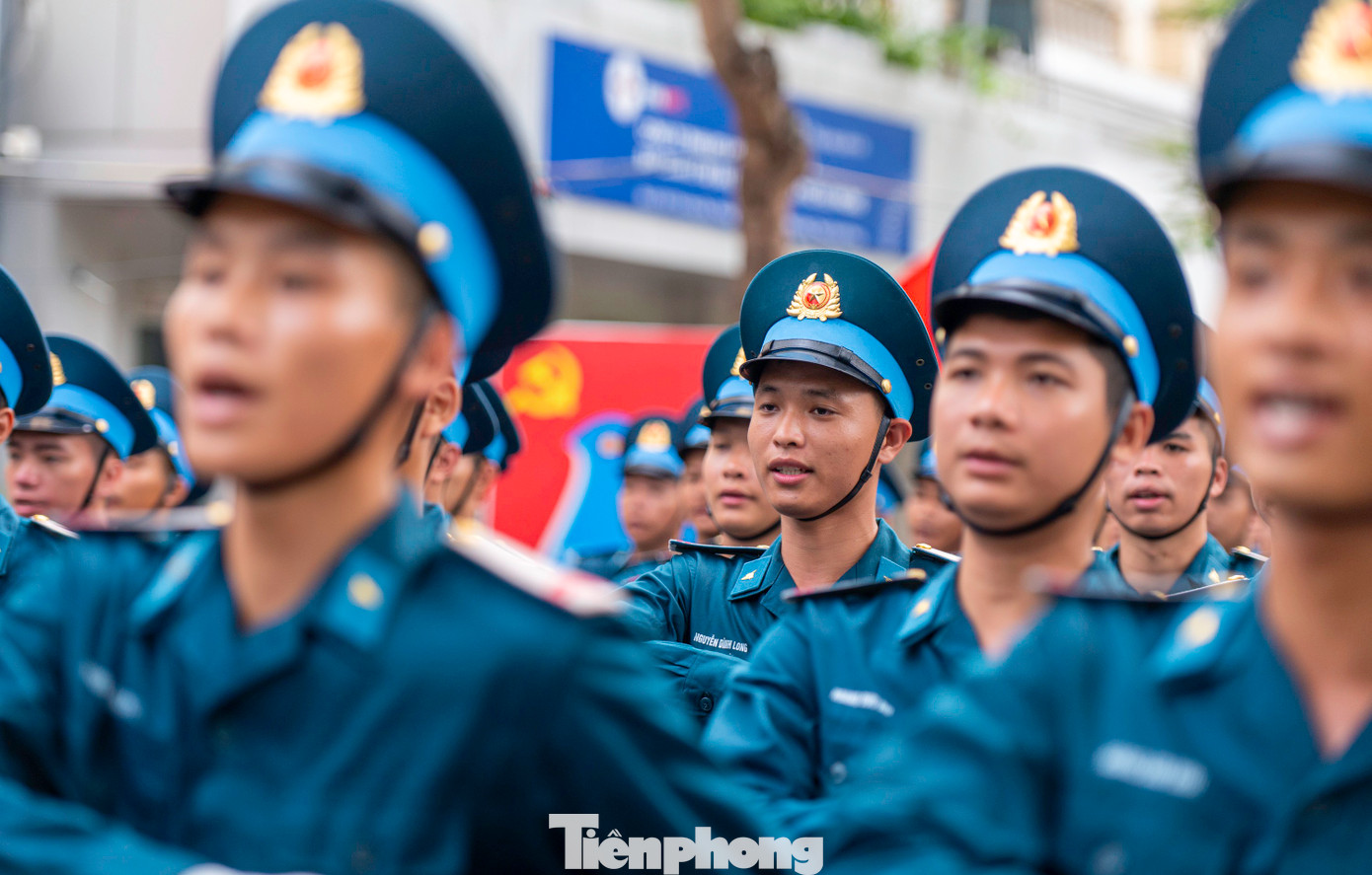 Chiến sĩ Nguyễn Đình Long, thành viên tham gia đoàn lực lượng vũ trang cho biết cảm thấy rất tự hào vì được tham gia trong hàng ngũ cùng các chiến sĩ, đồng đội của mình.