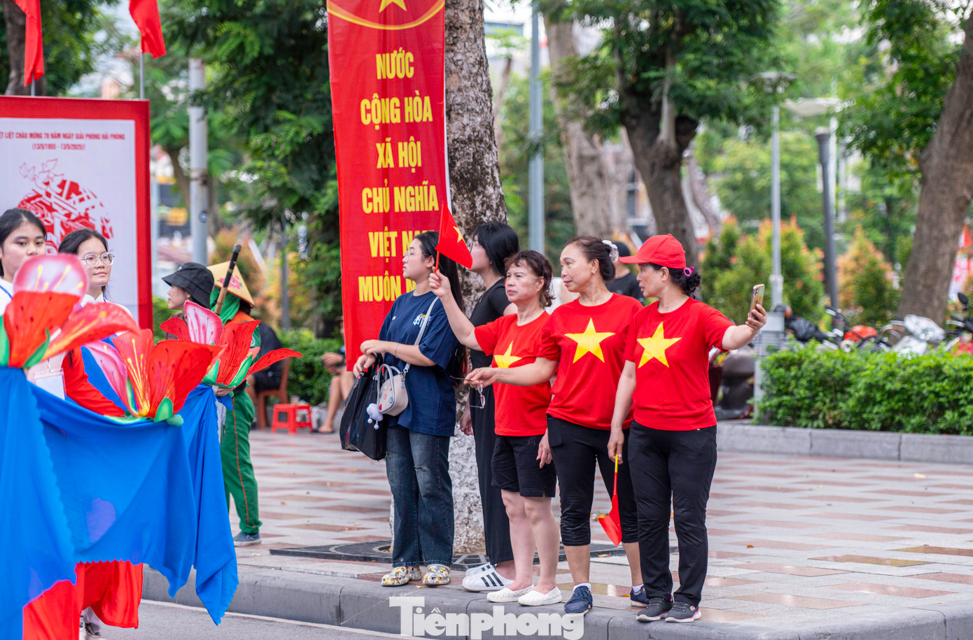 Ban Tổ chức chuẩn bị cờ để dọc các tuyến đường, phát miễn phí cho người dân.