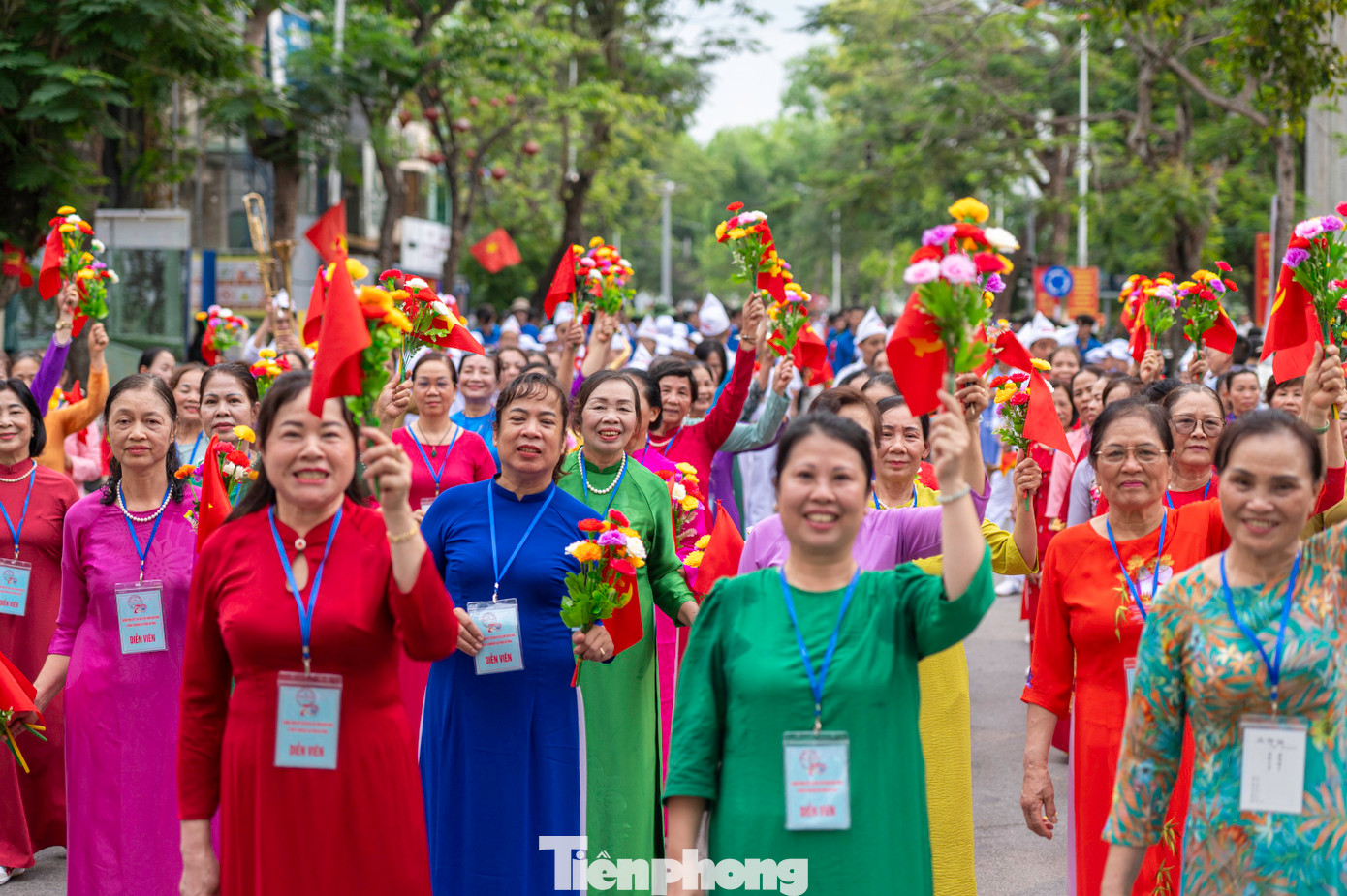 Khối phụ nữ với trang phục áo dài truyền thống.