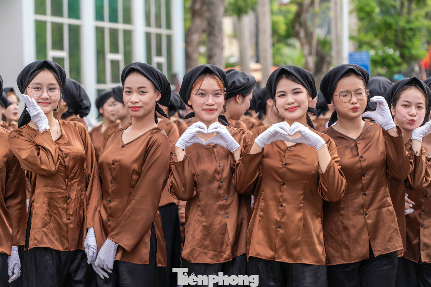 Sau phút luyện tập vất vả, họ luôn giữ nụ cười.