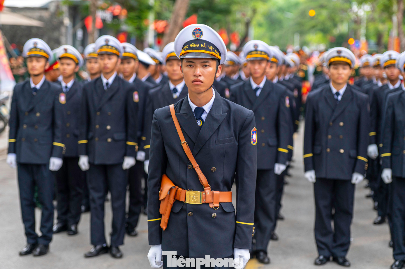Cùng với đó là các khối dân quân - tự vệ thành phố, cựu chiến binh, các đơn vị sự nghiệp và các đoàn thể quần chúng...