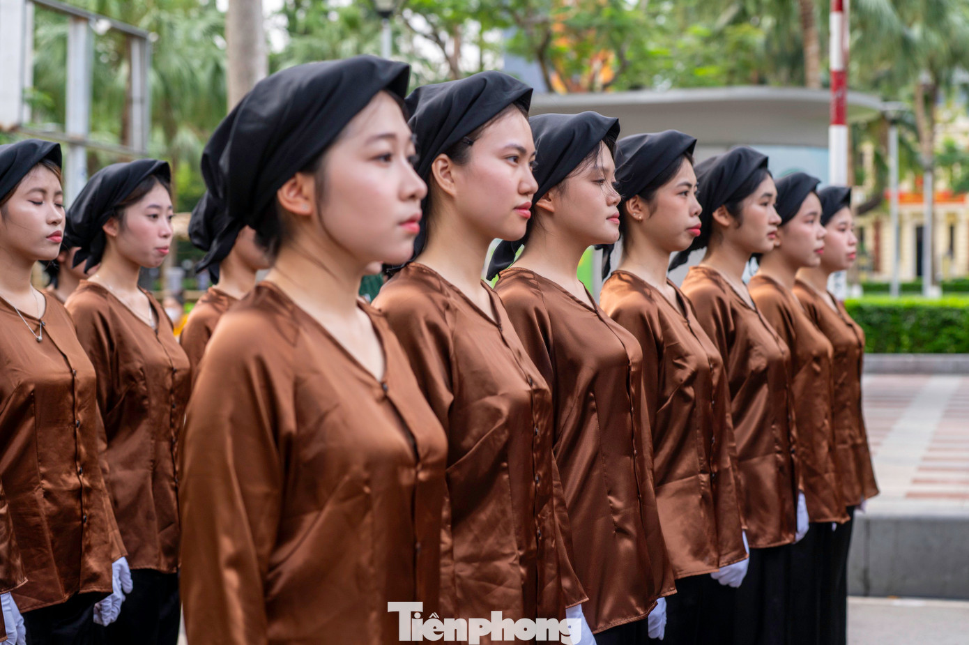 Với gương mặt rạng ngời cùng phong thái tự tin, vẻ đẹp mạnh mẽ nhưng cũng rất duyên dáng của những bóng hồng là hình ảnh biểu trưng cho người phụ nữ Việt Nam kiên cường, bản lĩnh, thanh lịch.