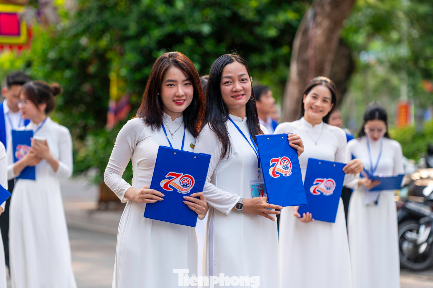 Có khoảng 5.000 đại biểu, khách mời tới dự Chương trình. Hai bên đường nơi chương trình diễn ra có sự tham gia hưởng ứng, chào mừng của hàng vạn người dân và du khách.