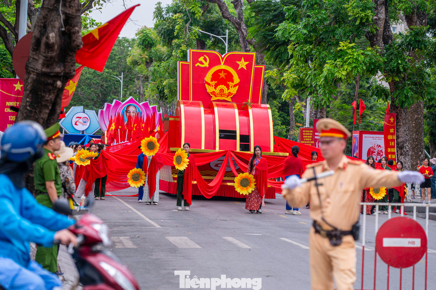 Sáng 9/5, TP Hải Phòng tổ chức hợp luyện lần 3 Chương trình duyệt đội ngũ và diễu hành quần chúng kỷ niệm 70 năm Ngày Giải phóng thành phố. Trước đó, TP Hải Phòng ra thông báo phân luồng giao thông và cấm nhiều tuyến đường khu vực trước nhà hát thành phố để đảm bảo quá trình hợp luyện và tổ chức duyệt đội ngũ, diễu hành diễn ra an toàn.