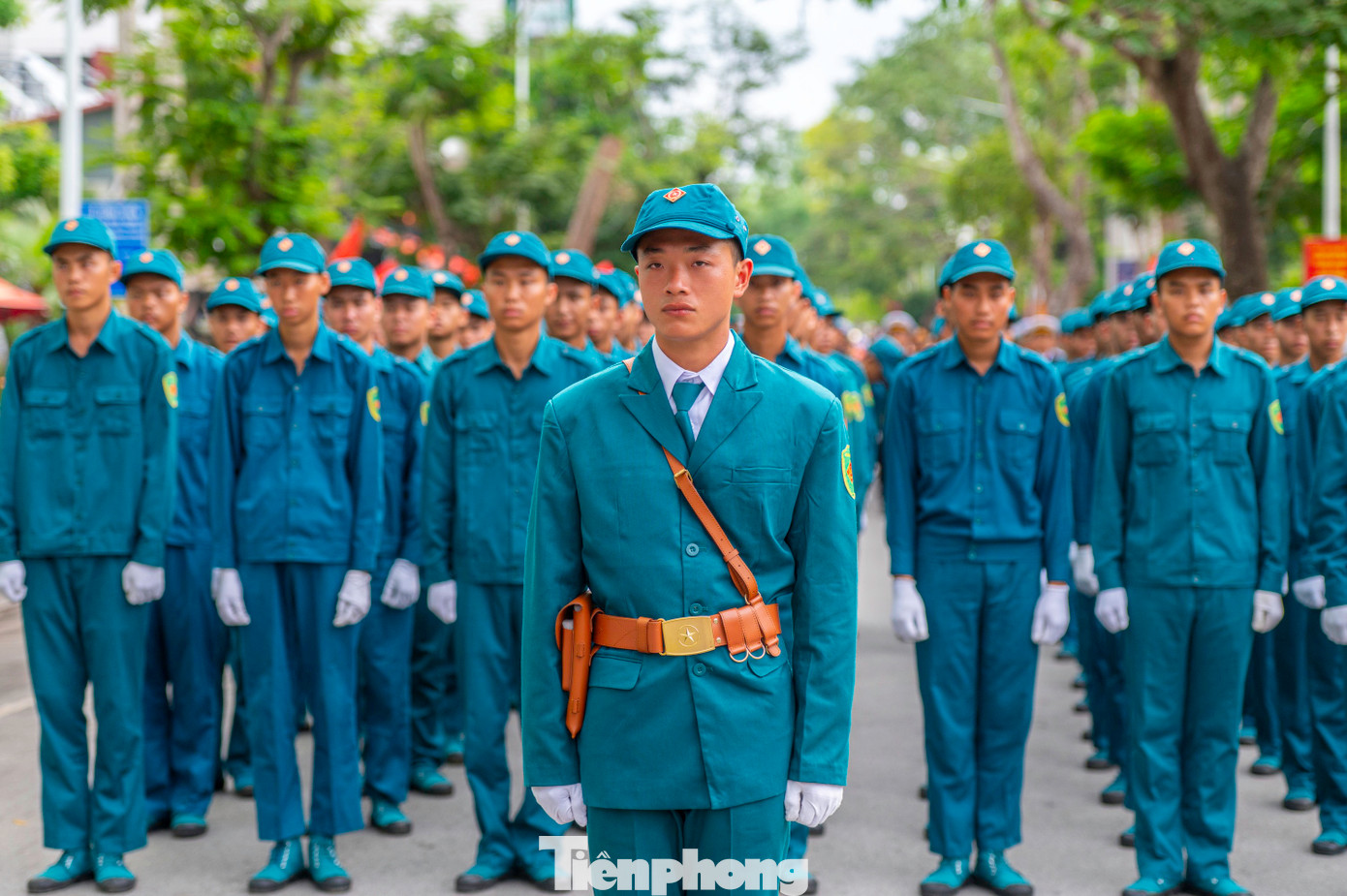 Cùng với đó là các khối dân quân - tự vệ thành phố, cựu chiến binh, các đơn vị sự nghiệp và các đoàn thể quần chúng...