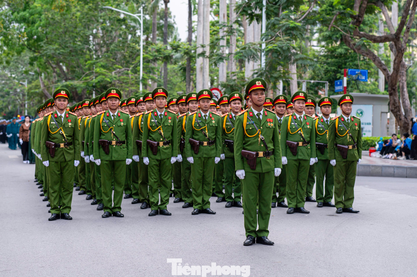 Ngoài các lực lượng Quân đội, buổi hợp luyện hôm nay còn có sự tham gia của khối nam sĩ quan An ninh nhân dân và nam sĩ quan Cảnh sát nhân dân.