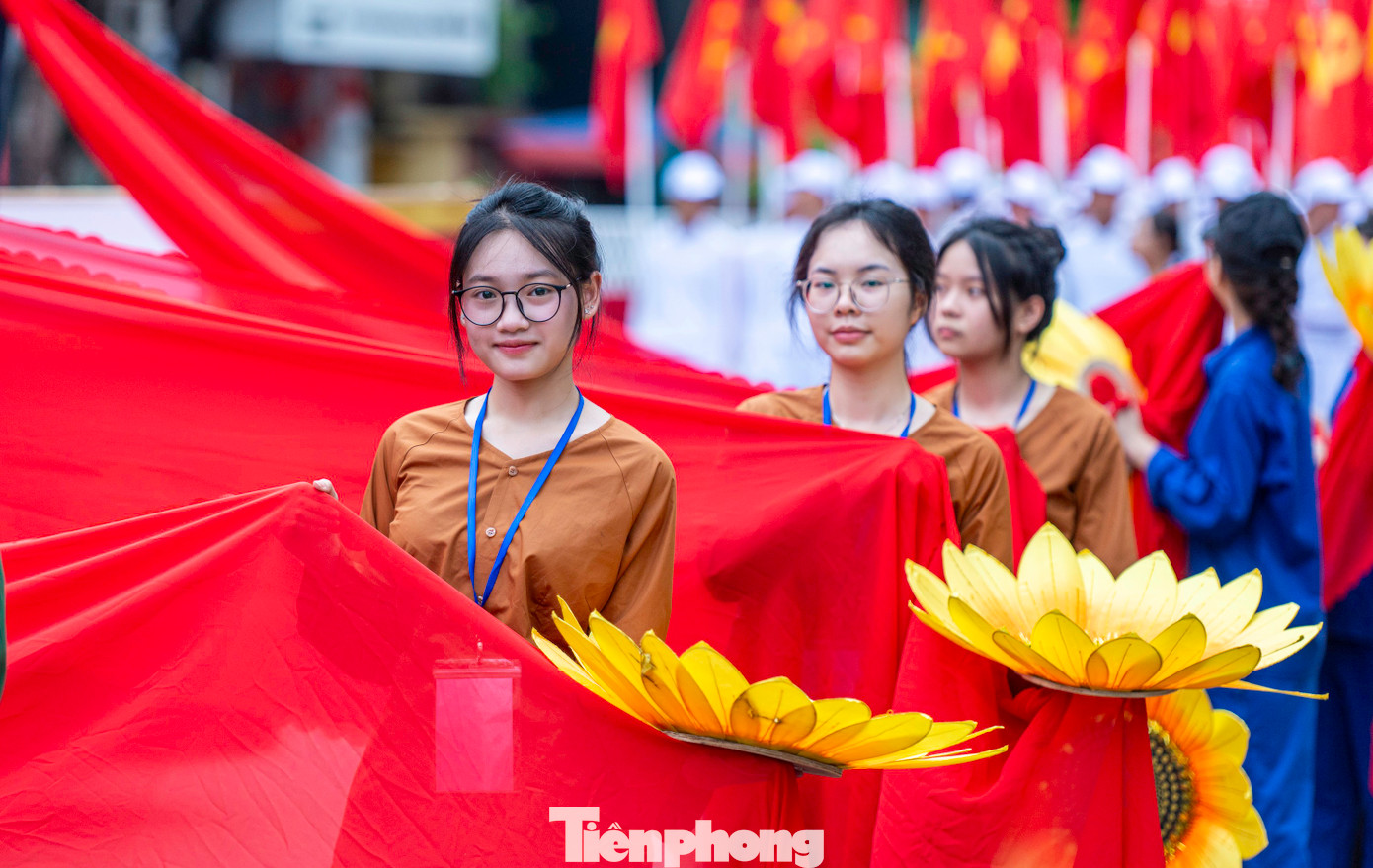 Có 42 đoàn tham gia sẽ diễu hành trên các tuyến đường Trần Hưng Đạo - qua Quảng trường Nhà hát thành phố - Quang Trung - phía trước tượng đài Nữ tướng Lê Chân - Nguyễn Đức Cảnh - Trần Phú.