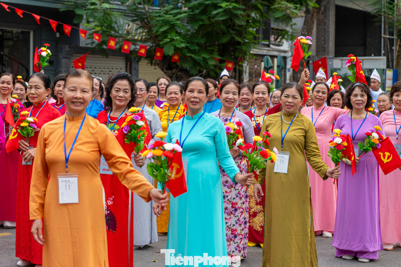 Khối phụ nữ với trang phục áo dài truyền thống.