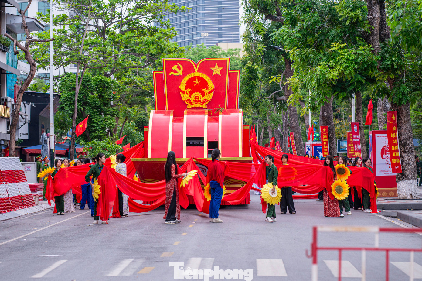 Cuộc hợp luyện bao gồm 42 khối diễu hành, kéo dài khoảng 80 phút. Trong đó có 3 khối nghi trượng gồm xe mang Quốc huy cùng xe chở ảnh Chủ tịch Hồ Chí Minh và biểu tượng 70 năm giải phóng thành phố.