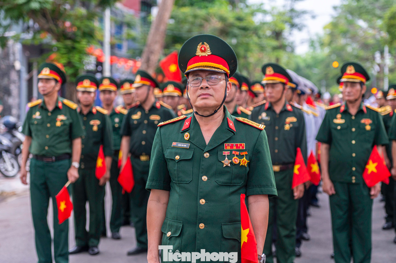 Cùng với đó là các khối dân quân - tự vệ thành phố, cựu chiến binh, các đơn vị sự nghiệp và các đoàn thể quần chúng...