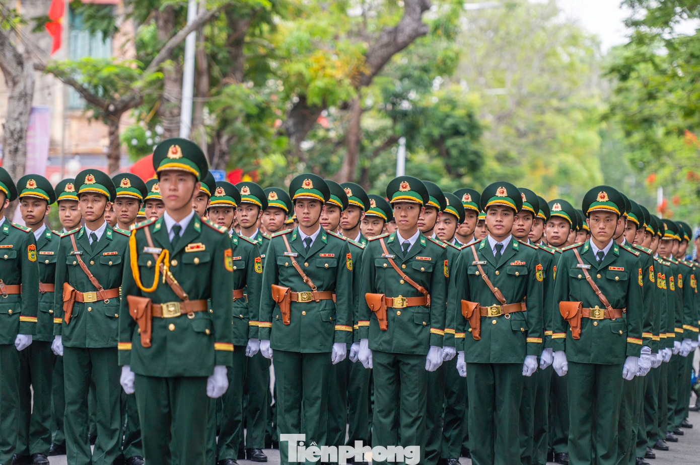 Tiếp sau là 18 khối đội ngũ lực lượng vũ trang do Bộ Chỉ huy Bộ đội Biên phòng thành phố, các đơn vị Quân đội đóng quân trên địa bàn thành phố phụ trách.