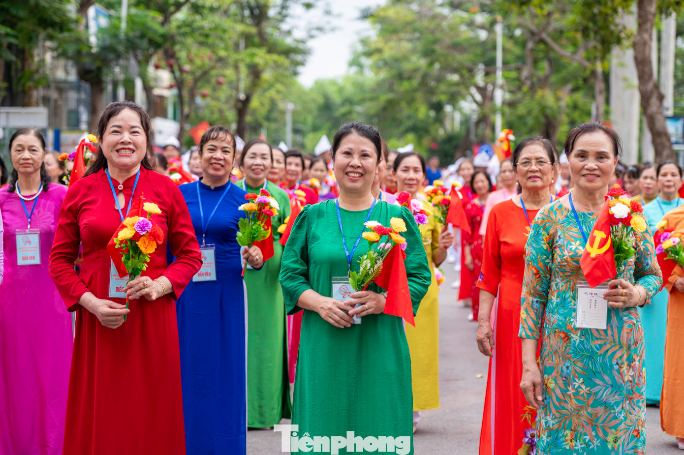 Khối phụ nữ với trang phục áo dài truyền thống.