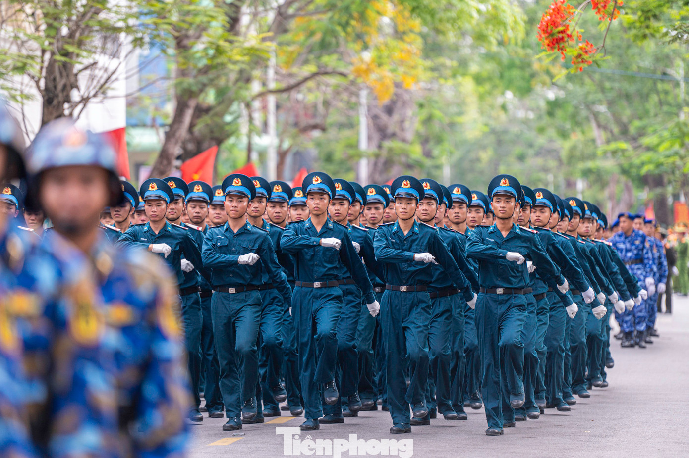 Tiếp sau là 18 khối đội ngũ lực lượng vũ trang do Bộ Chỉ huy Bộ đội Biên phòng thành phố, các đơn vị Quân đội đóng quân trên địa bàn thành phố phụ trách.