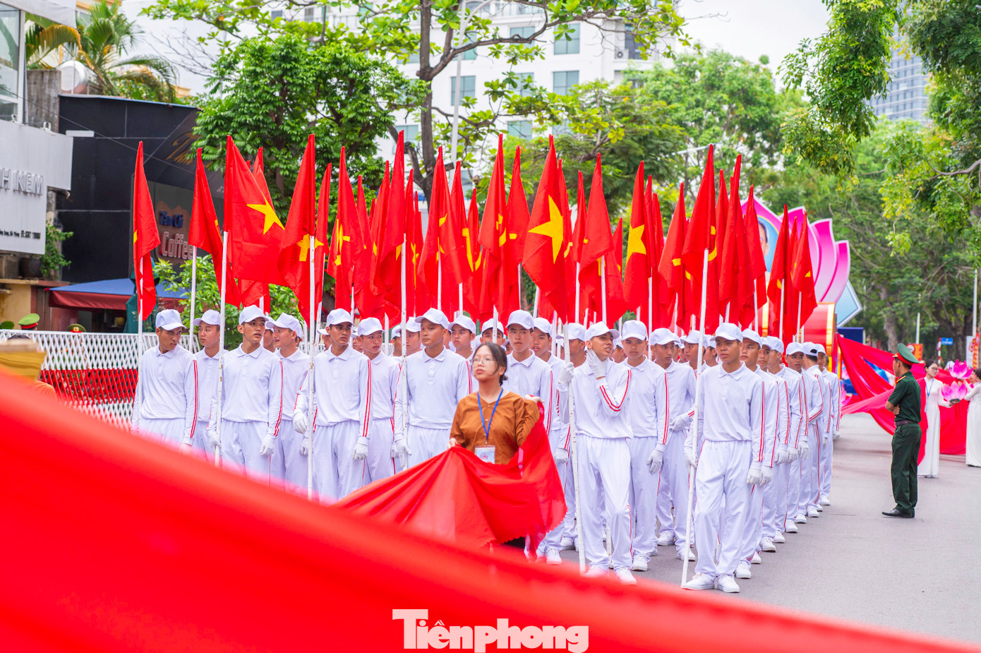 Tổ Quân kỳ và cờ Đảng Cộng sản Việt Nam đi theo sau 3 xe mô hình dẫn đoàn.