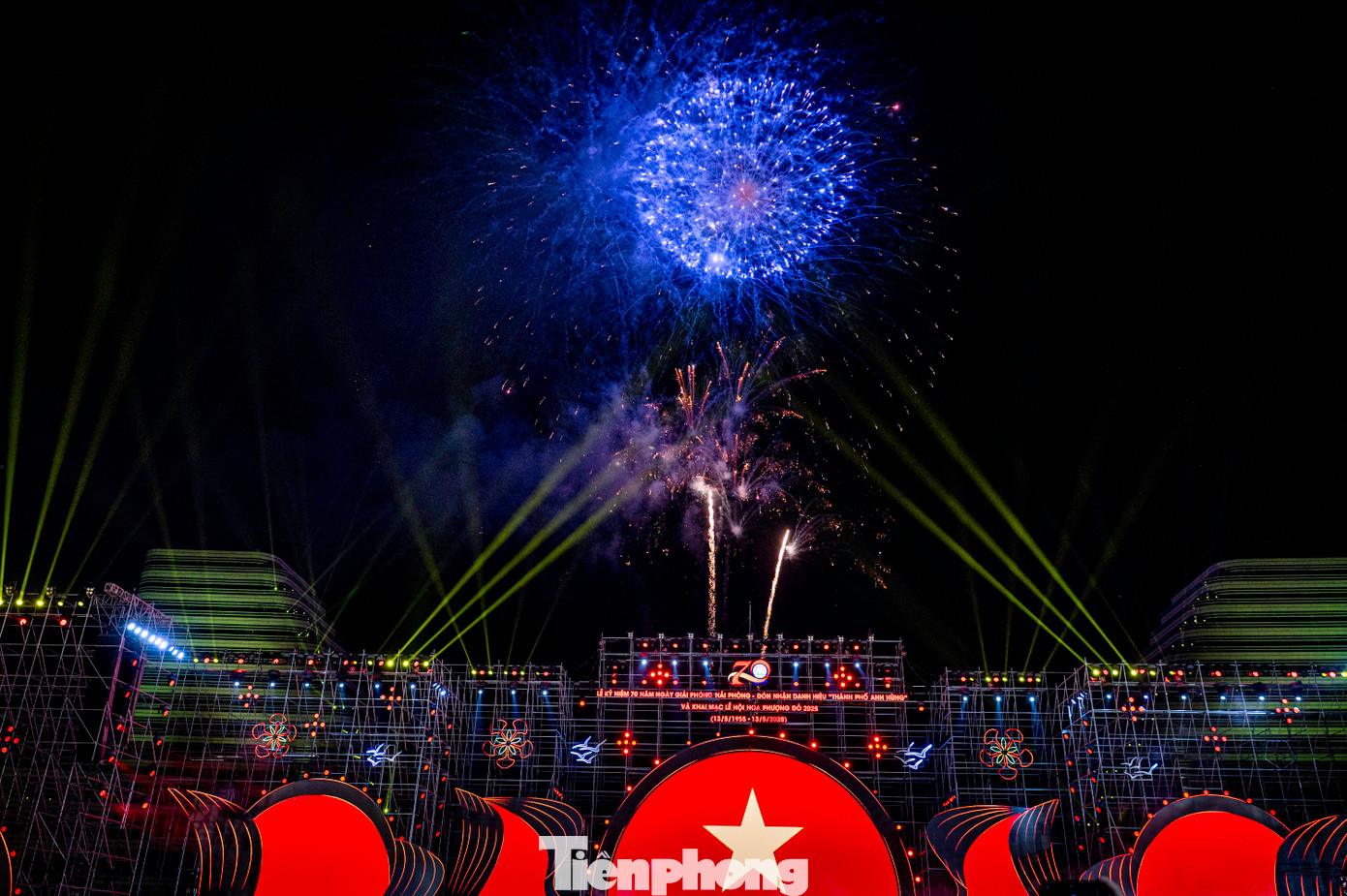 Chương trình kết thúc bằng màn pháo hoa tại 6 điểm thắp sáng bầu trời thành phố Hải Phòng đánh dấu mốc son chói lọi kỷ niệm 70 năm Giải phóng Hải Phòng và khai mạc Lễ hội Hoa Phượng Đỏ năm 2025.