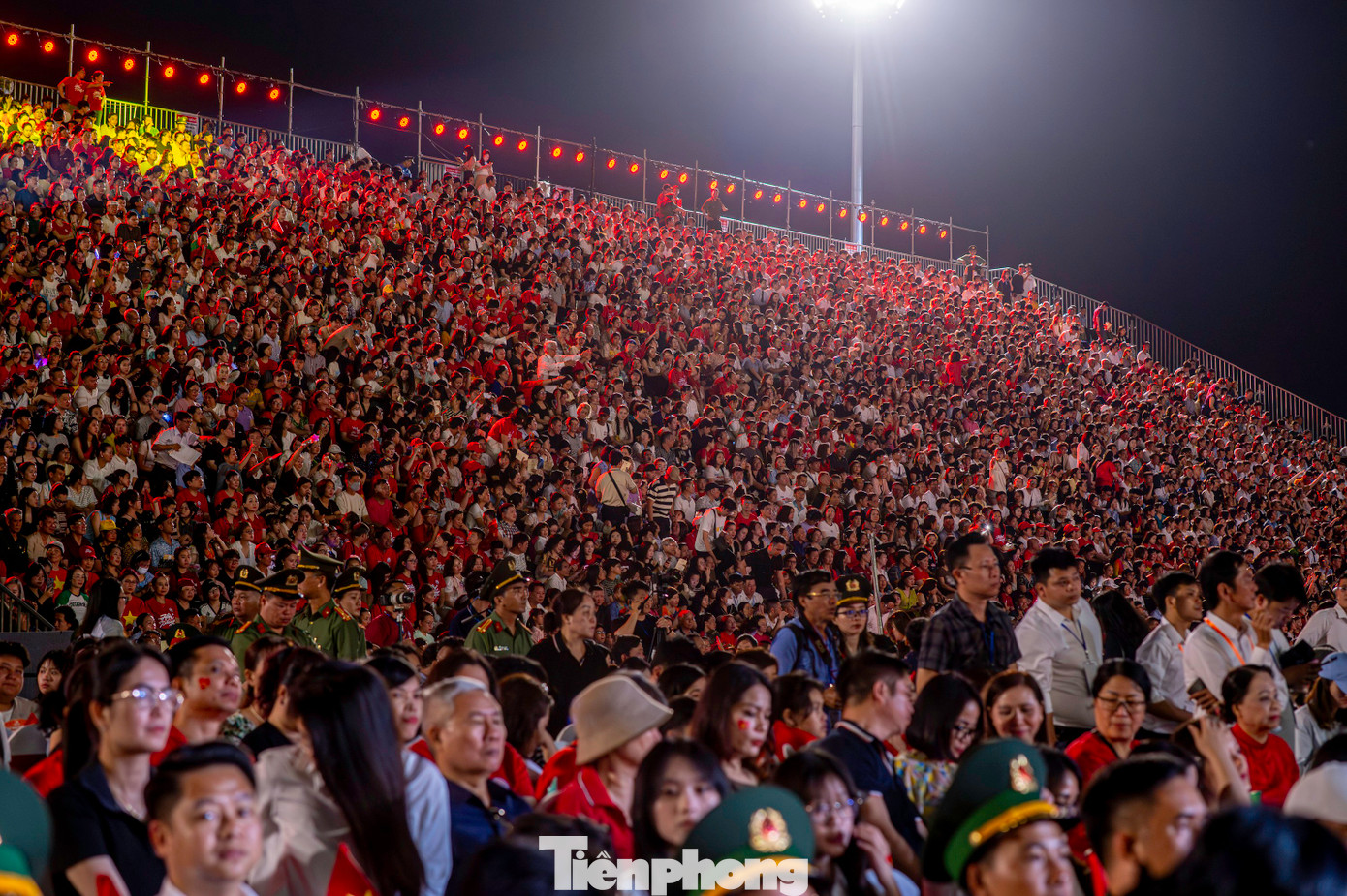 Khu khán đài hơn 13.000 chỗ ngồi được lấp đầy không còn chỗ trống. Hàng vạn người dân và du khách, gương mặt ai cũng rạng ngời niềm tự hào, náo nức đón xem.