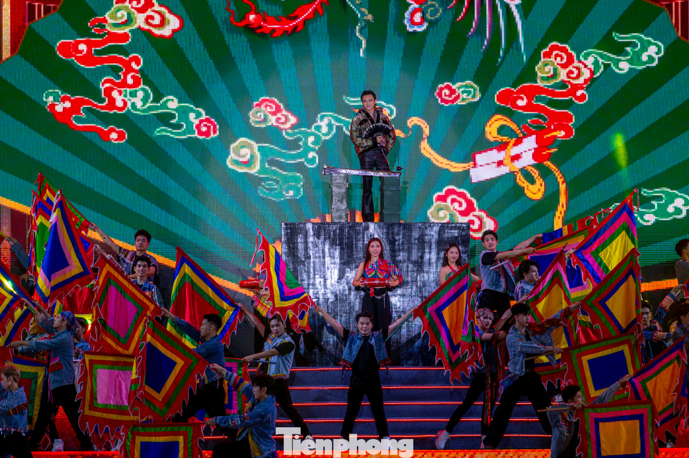 Khán giả bùng nổ hò reo khi ca sĩ Soobin Hoàng Sơn xuất hiện với ca khúc Trống cơm kết hợp giữa chất liệu dân gian và âm nhạc điện tử hiện đại.