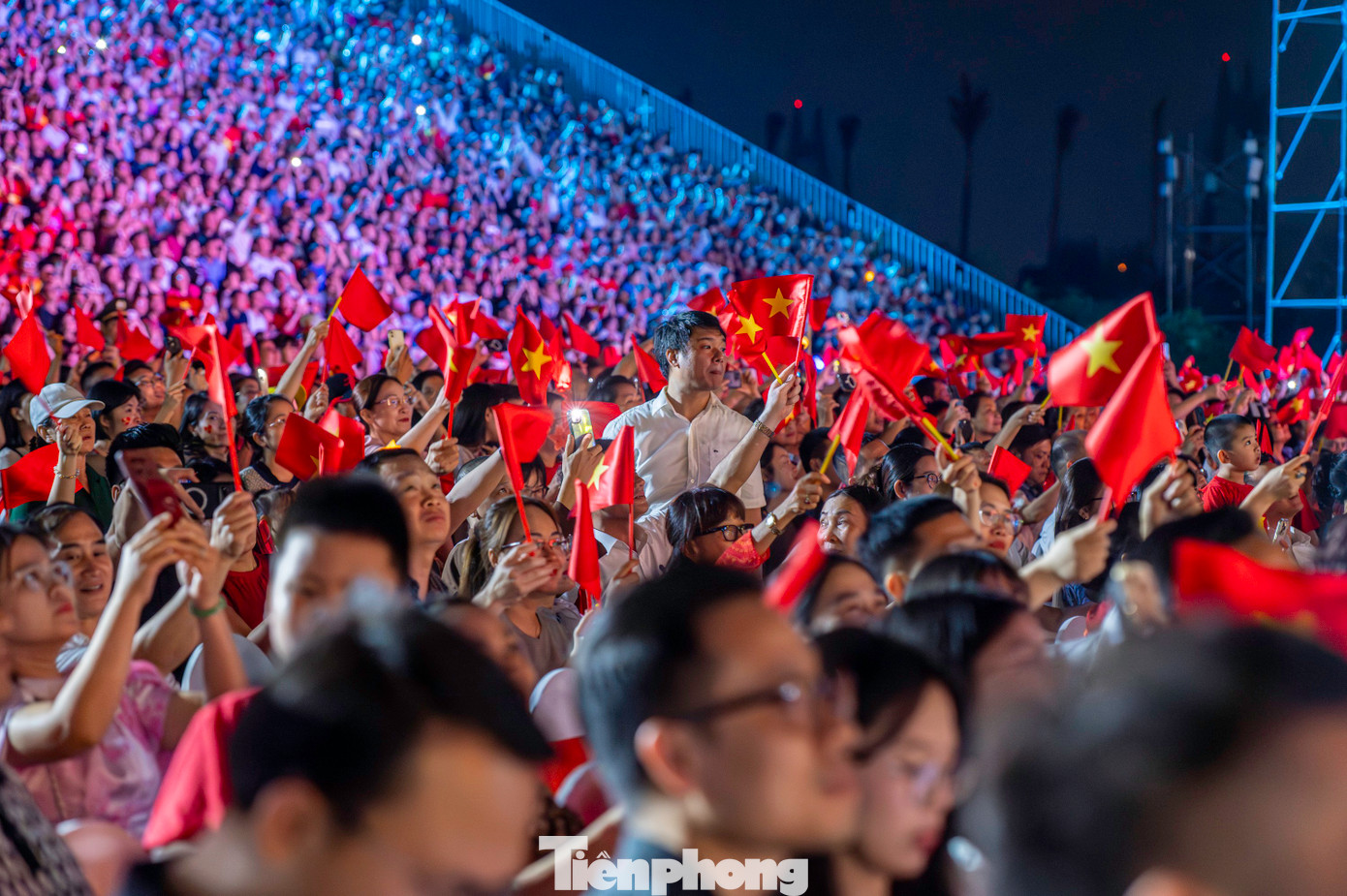 Cả khán đài rực rỡ trong màu đỏ của cờ Tổ Quốc và lung linh trong ánh đèn flash cùng lightstick đầy màu sắc.