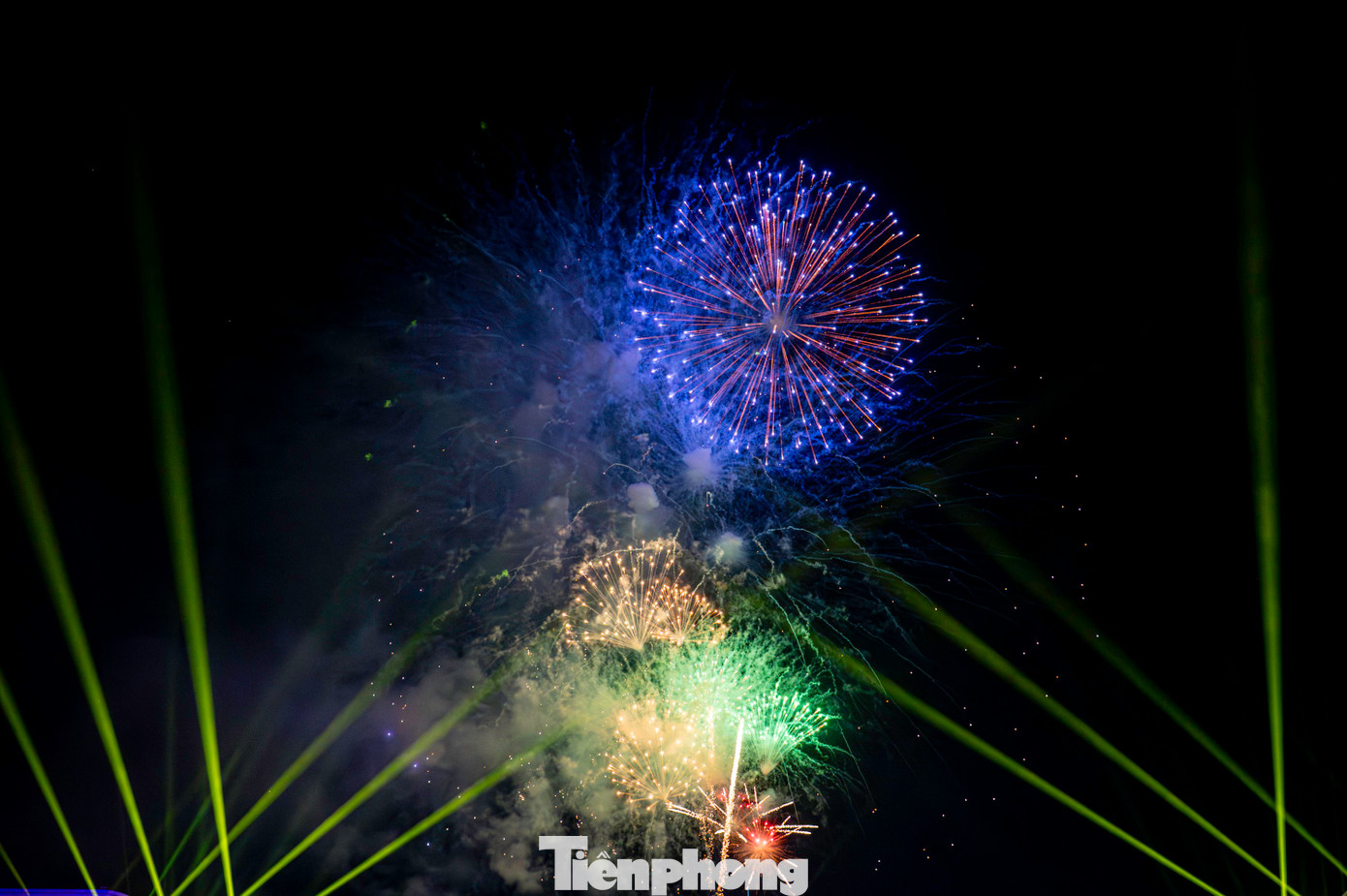 Chương trình kết thúc bằng màn pháo hoa tại 6 điểm thắp sáng bầu trời thành phố Hải Phòng đánh dấu mốc son chói lọi kỷ niệm 70 năm Giải phóng Hải Phòng và khai mạc Lễ hội Hoa Phượng Đỏ năm 2025.