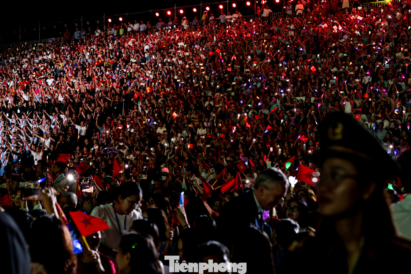Cả khán đài rực rỡ trong màu đỏ của cờ Tổ Quốc và lung linh trong ánh đèn flash cùng lightstick đầy màu sắc.