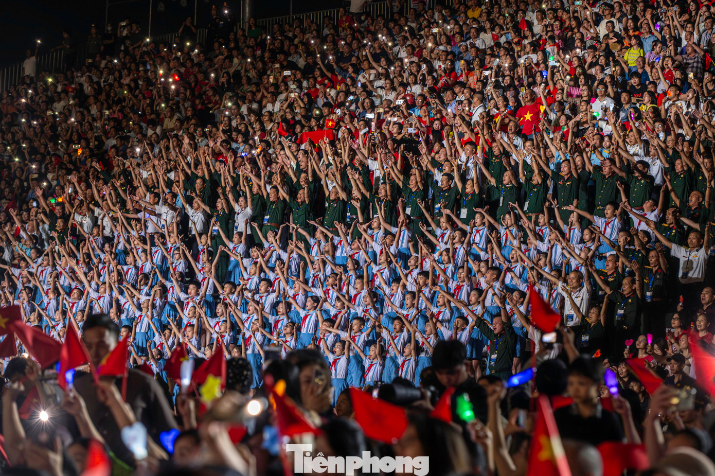 Màn đồng ca của các em thiếu nhi và lực lượng cựu chiến binh thành phố Hải Phòng ngay trên khán đài 13.000 chỗ ngồi gây bất ngờ và ấn tượng cho các khán giả.