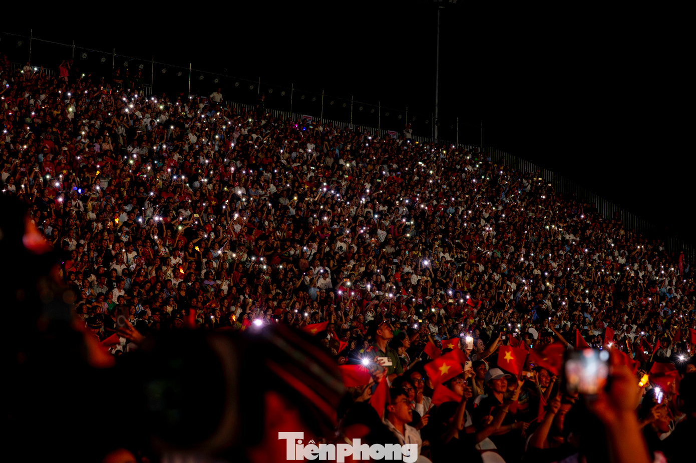 Cả khán đài rực rỡ trong màu đỏ của cờ Tổ Quốc và lung linh trong ánh đèn flash cùng lightstick đầy màu sắc.