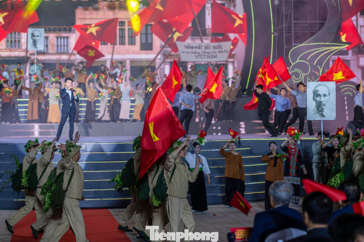 Ấn tượng nhất trong số các tiết mục là màn tái hiện lại 300 ngày đêm đấu tranh của quân và dân TP Hải phòng. Cách đây tròn 70 năm, ngày 13/5/1955, lính Pháp cuối cùng đã lên tàu rời khỏi thành phố Cảng, quân và dân Hải Phòng hân hoan trong niềm vui chiến thắng.